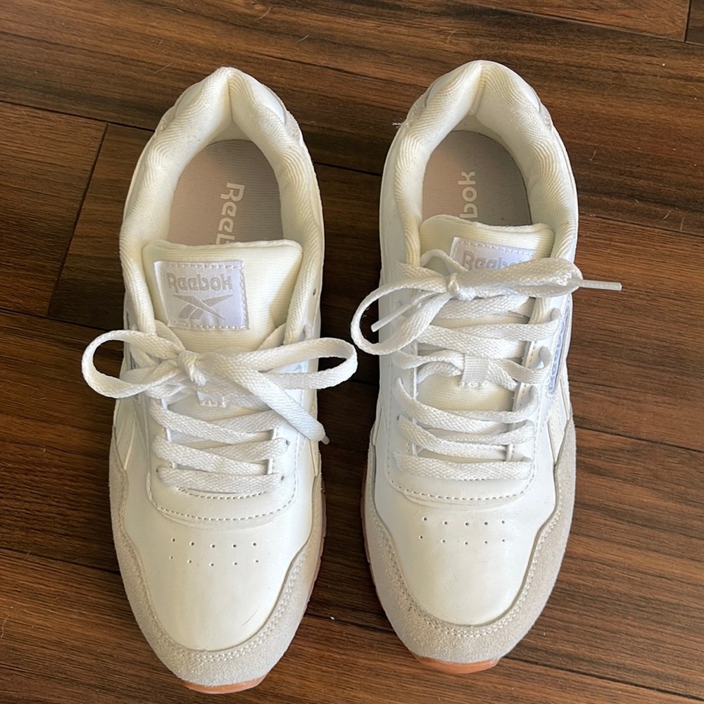 Womens Reebok white 8.5 sneakers never worn